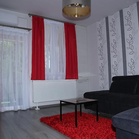 Szofi Apartman ハイデゥソボスロー エクステリア 写真