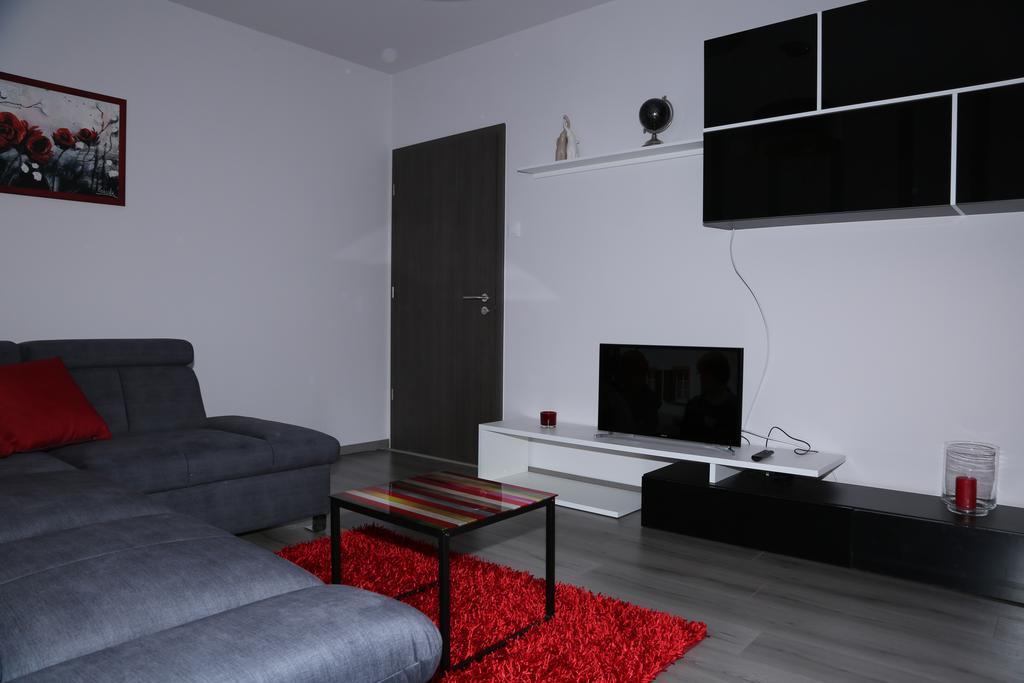 Szofi Apartman ハイデゥソボスロー エクステリア 写真