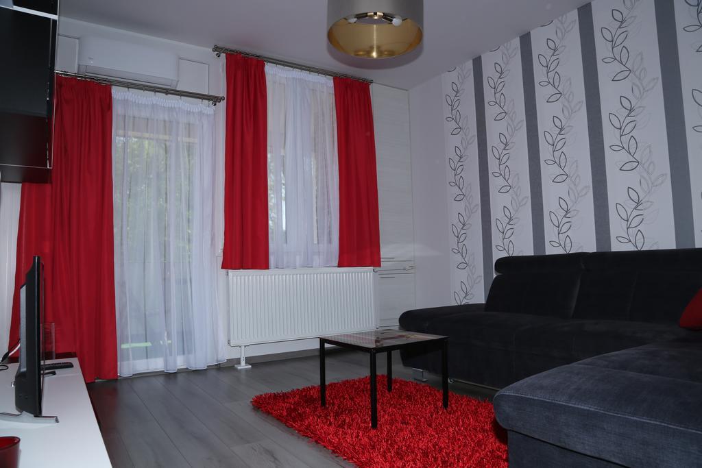 Szofi Apartman ハイデゥソボスロー エクステリア 写真