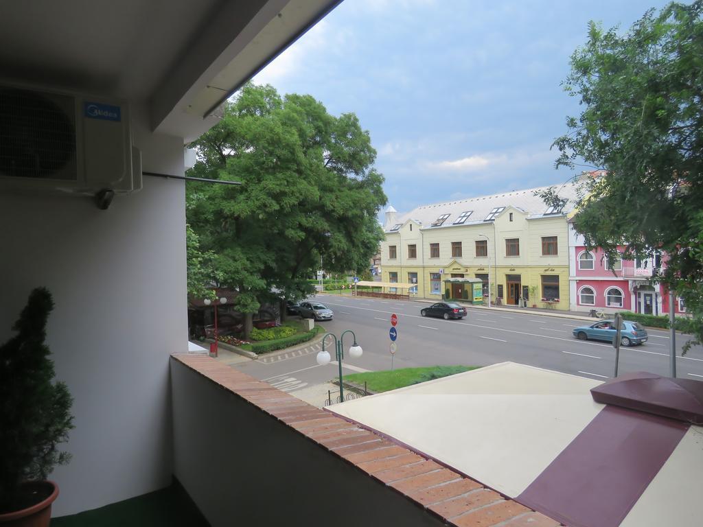 Szofi Apartman ハイデゥソボスロー エクステリア 写真