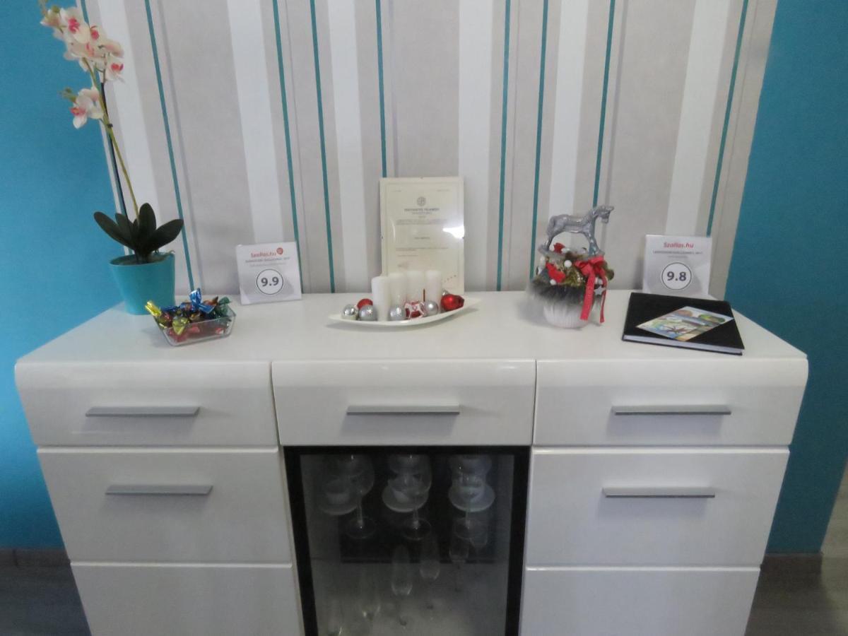 Szofi Apartman ハイデゥソボスロー エクステリア 写真